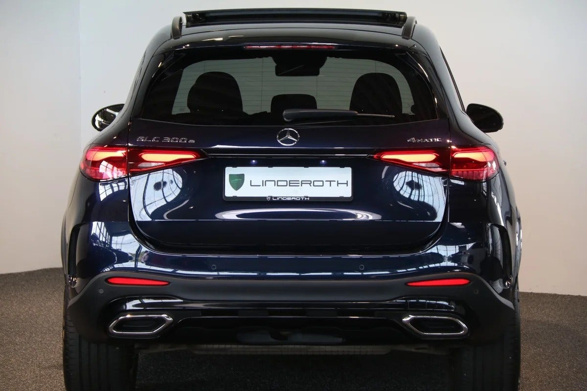 Blå Mercedes GLC300 e fra 2023