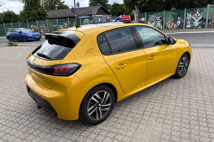 Rød Peugeot 208 fra 2020