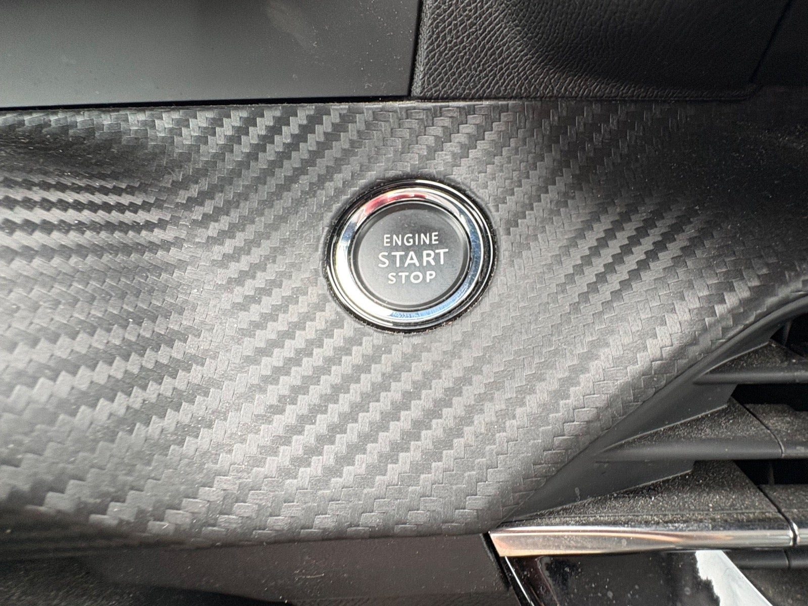 Rød Peugeot 208 fra 2020