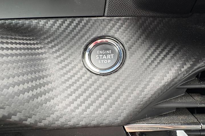 Rød Peugeot 208 fra 2020