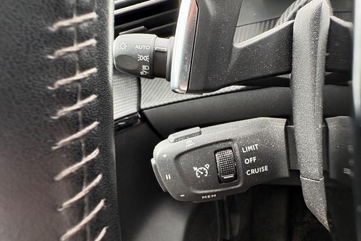 Rød Peugeot 208 fra 2020