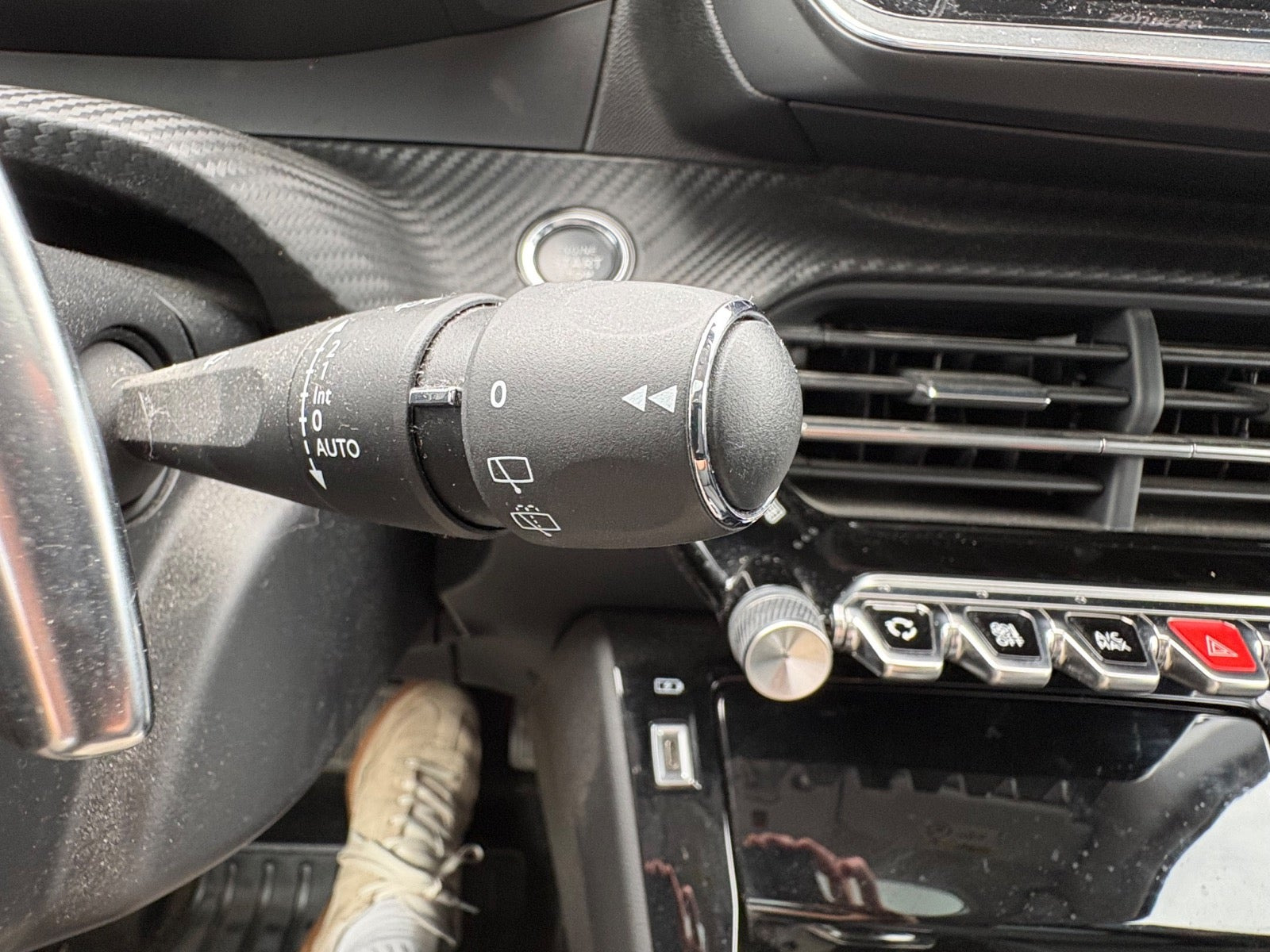 Rød Peugeot 208 fra 2020