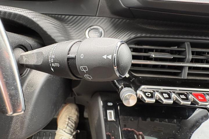 Rød Peugeot 208 fra 2020