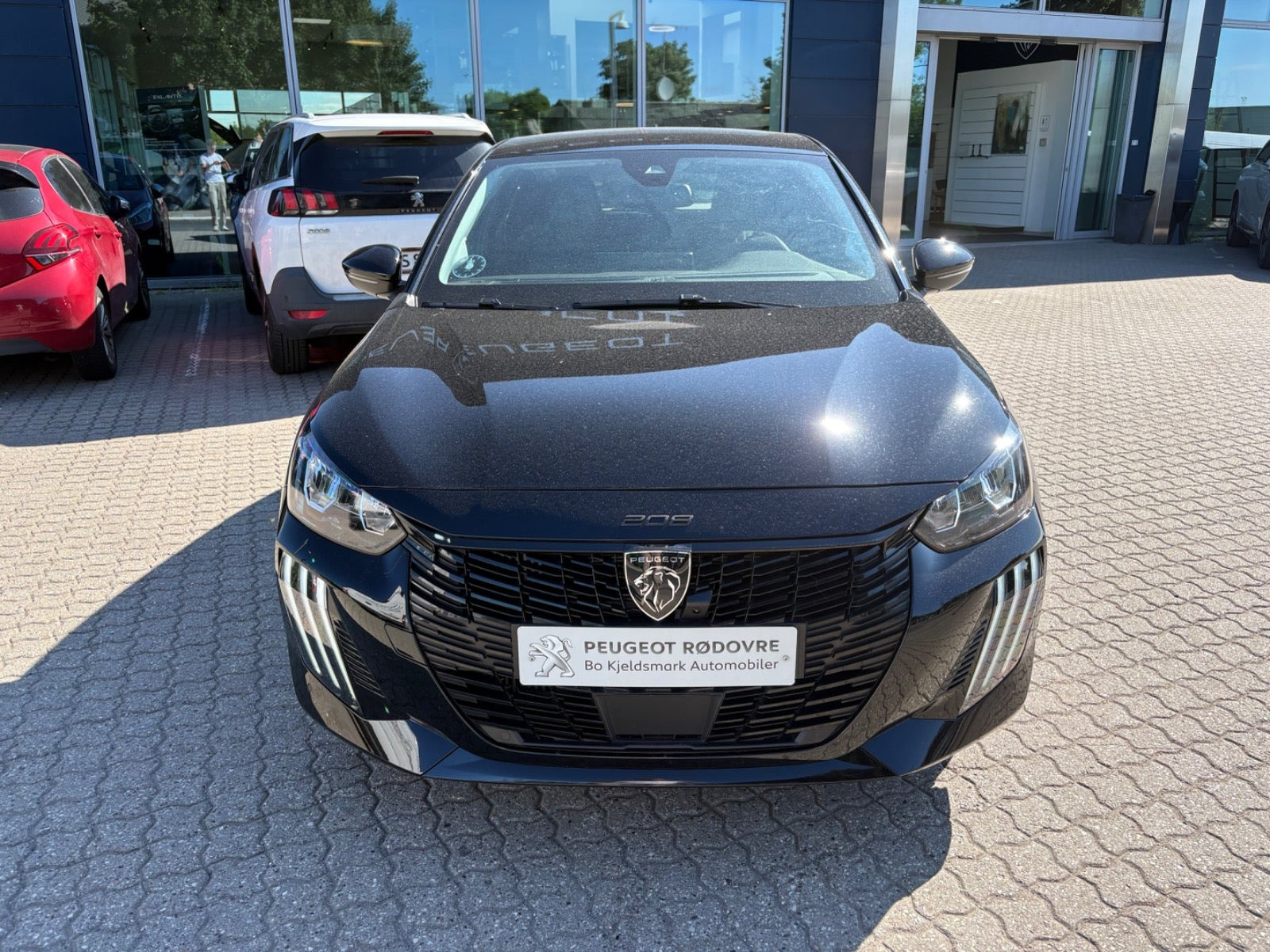 Rød Peugeot 208 fra 2024