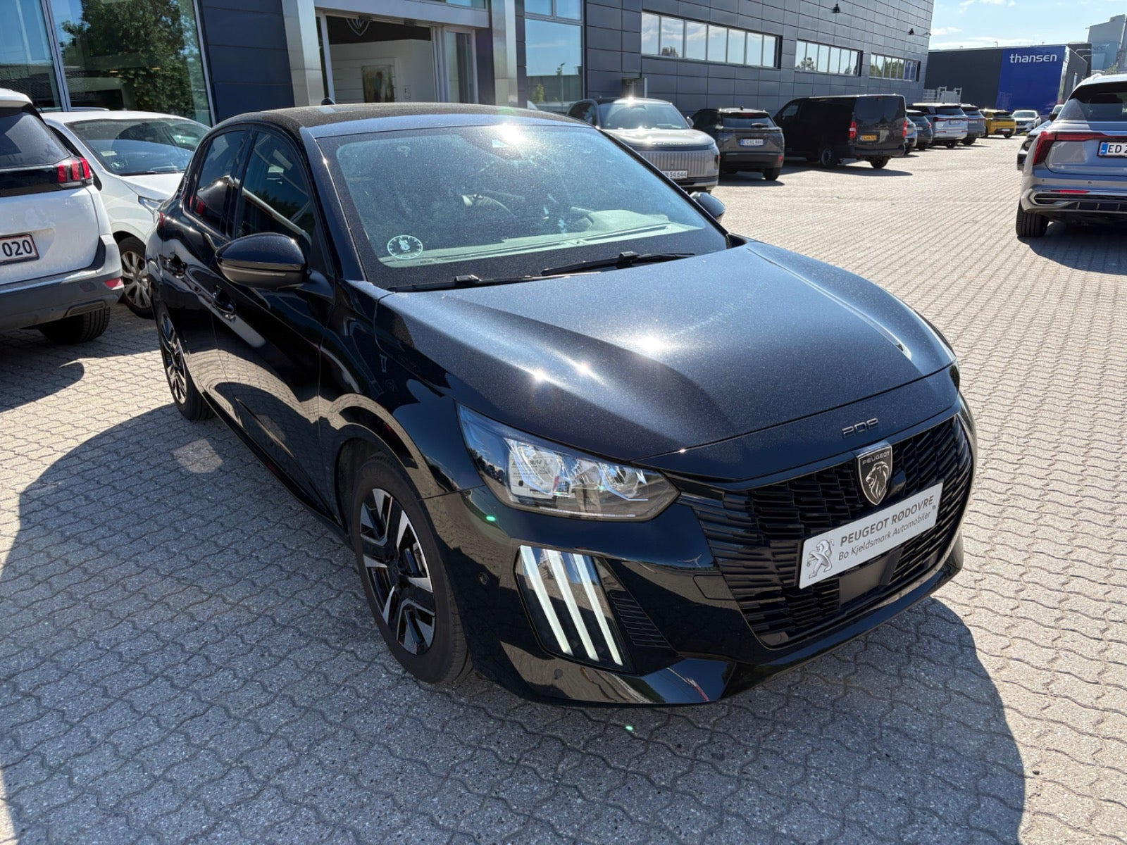 Rød Peugeot 208 fra 2024