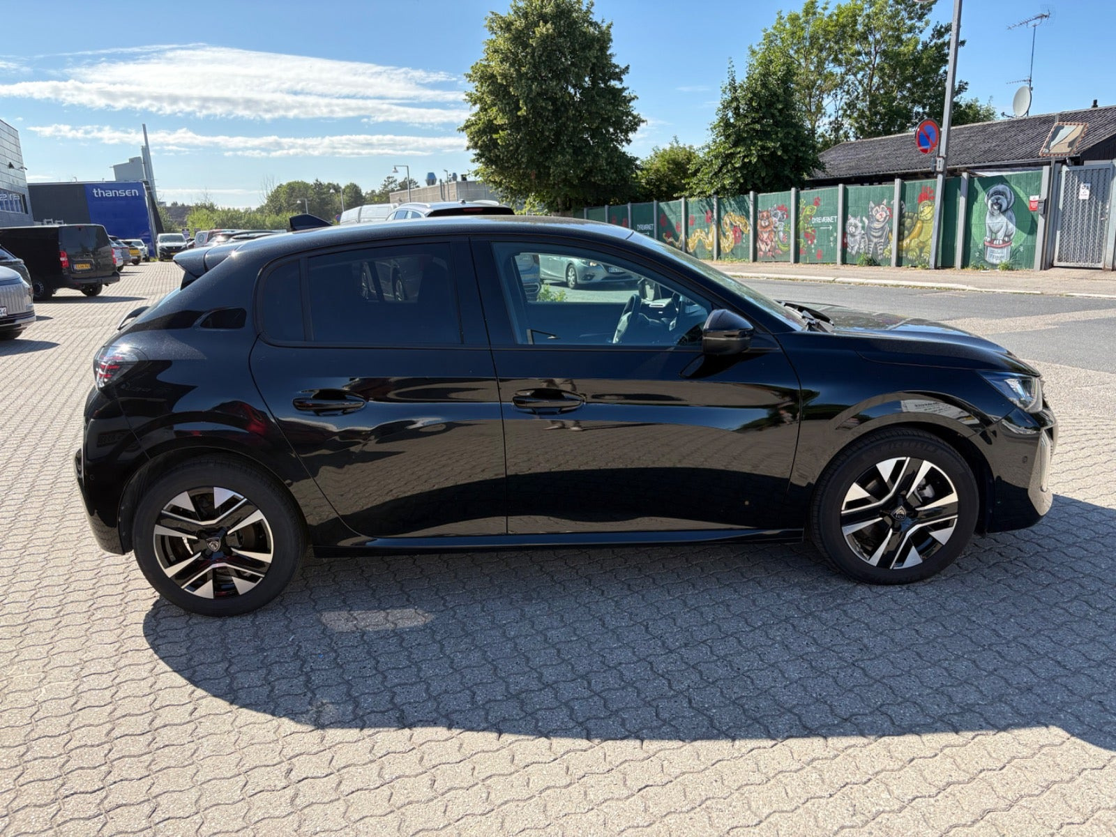 Rød Peugeot 208 fra 2024