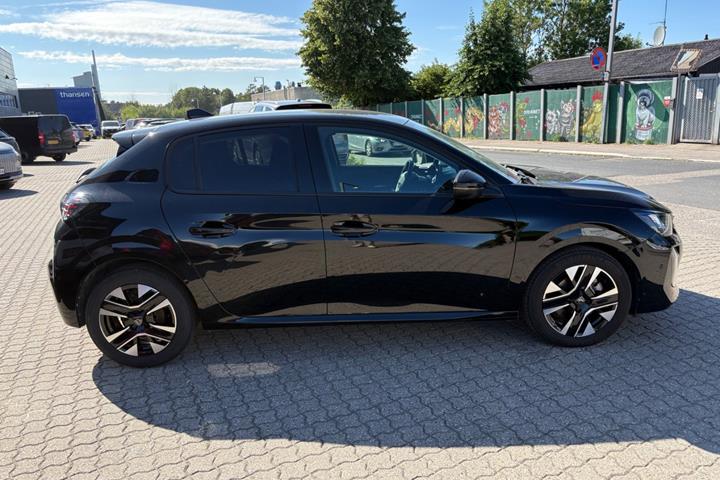 Rød Peugeot 208 fra 2024
