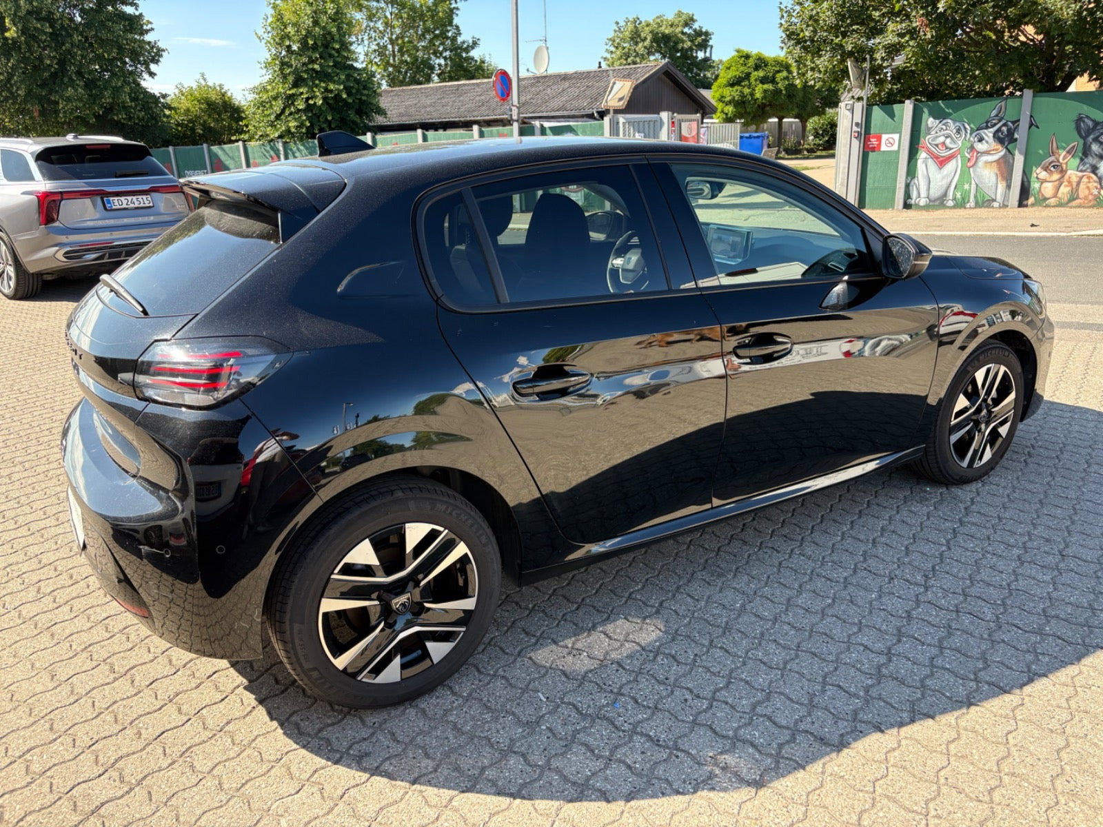 Rød Peugeot 208 fra 2024