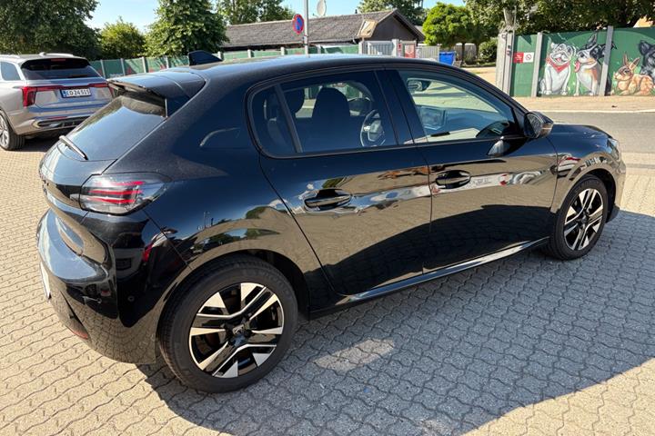 Rød Peugeot 208 fra 2024