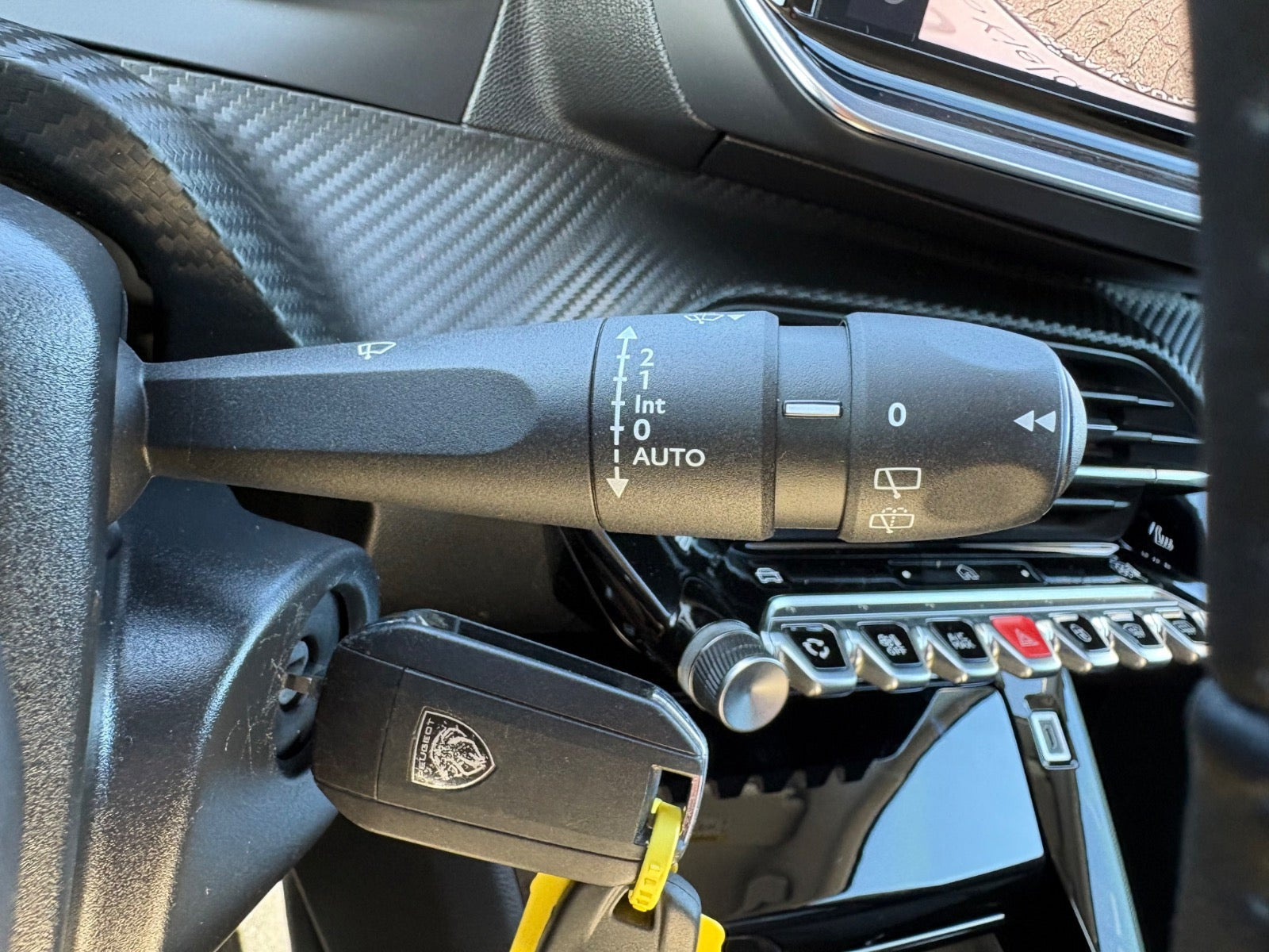 Rød Peugeot 208 fra 2024