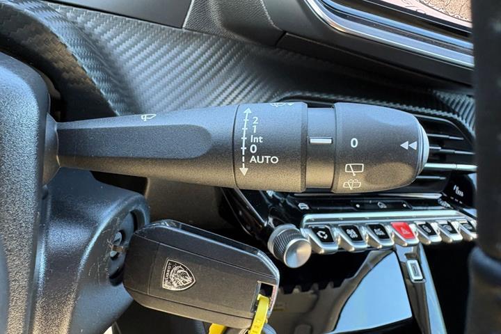 Rød Peugeot 208 fra 2024