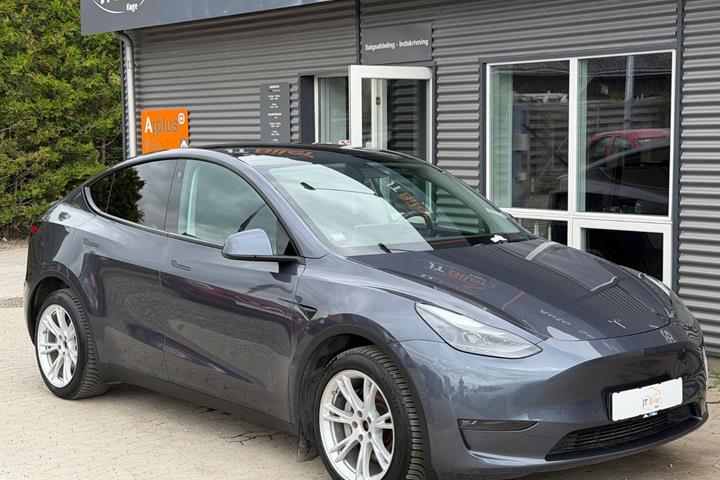 Grå Tesla Model Y fra 2022