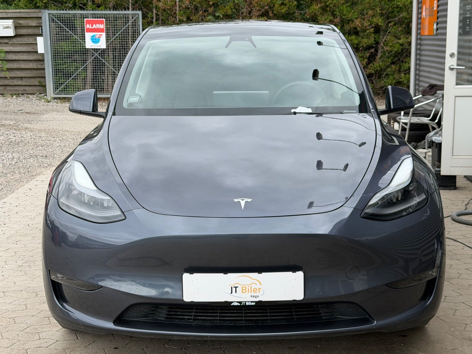 Grå Tesla Model Y fra 2022