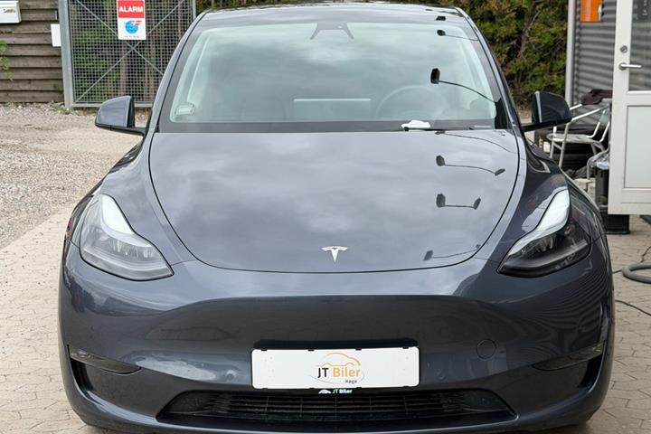 Grå Tesla Model Y fra 2022