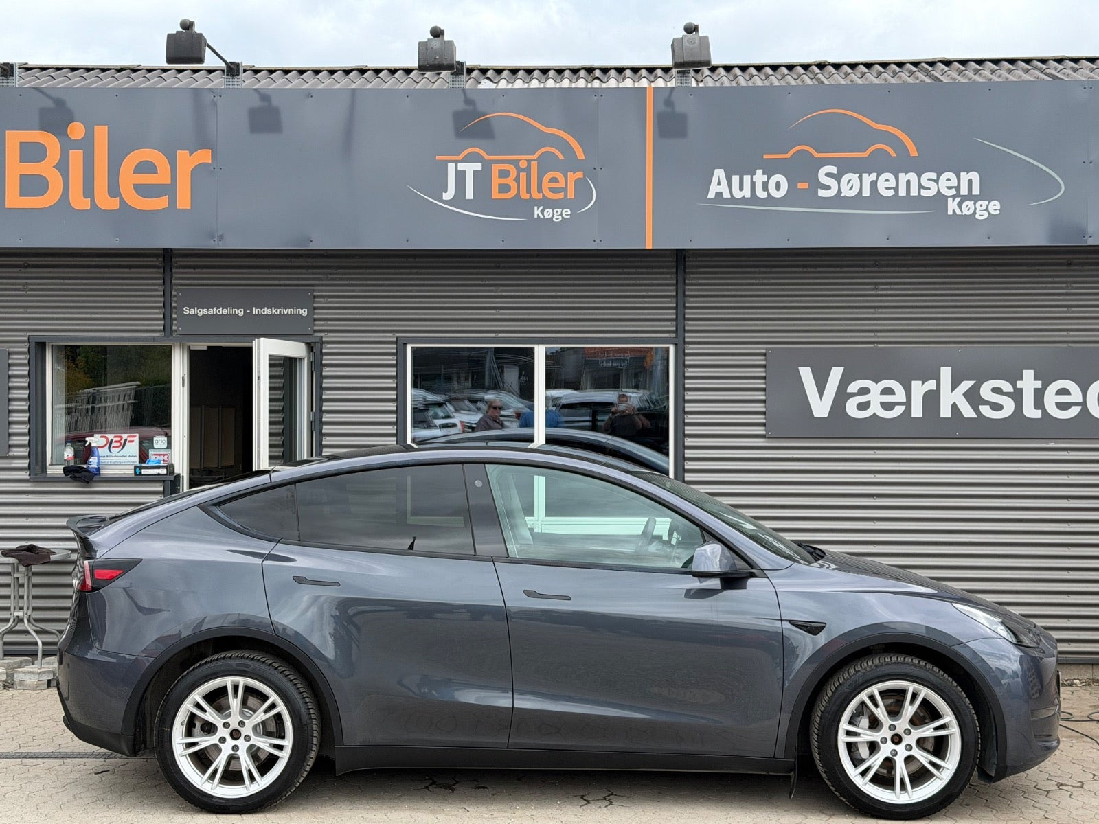 Grå Tesla Model Y fra 2022