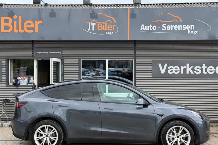 Grå Tesla Model Y fra 2022