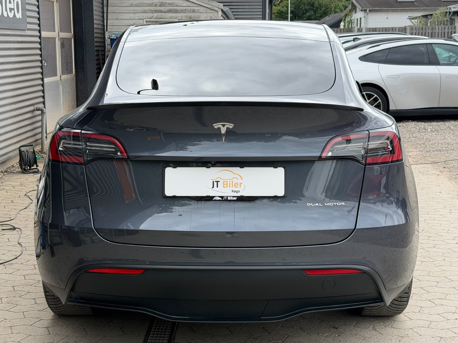 Grå Tesla Model Y fra 2022