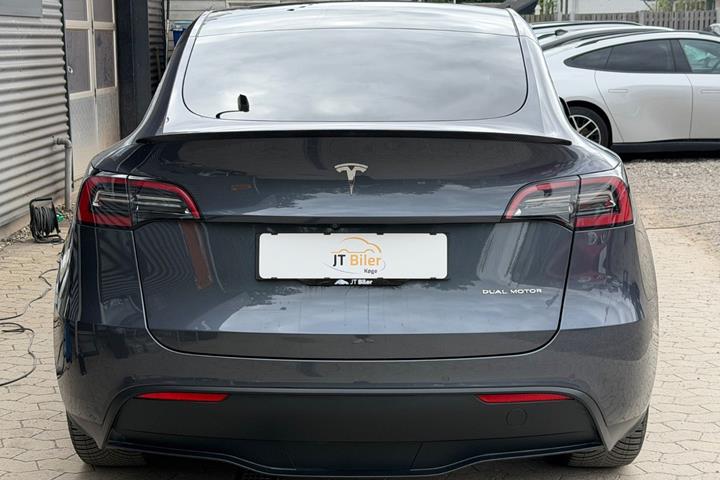 Grå Tesla Model Y fra 2022