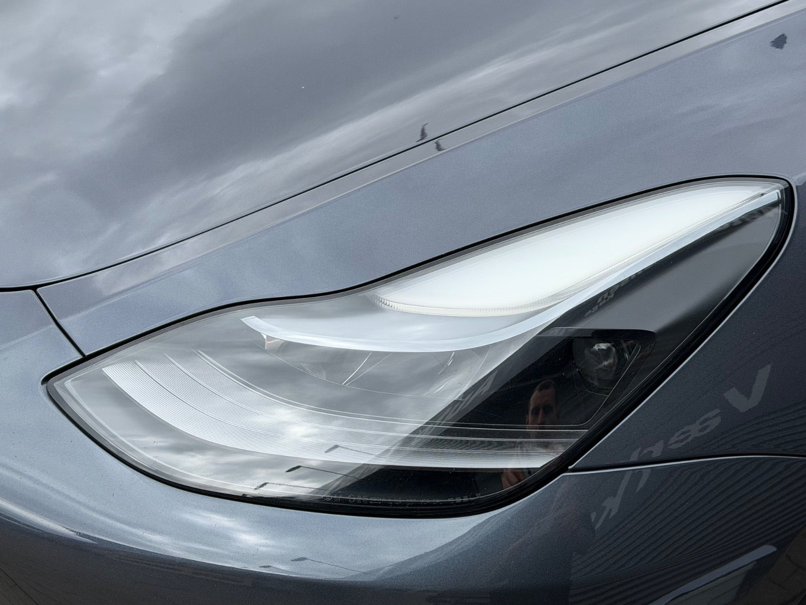 Grå Tesla Model Y fra 2022