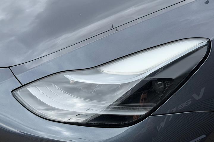 Grå Tesla Model Y fra 2022