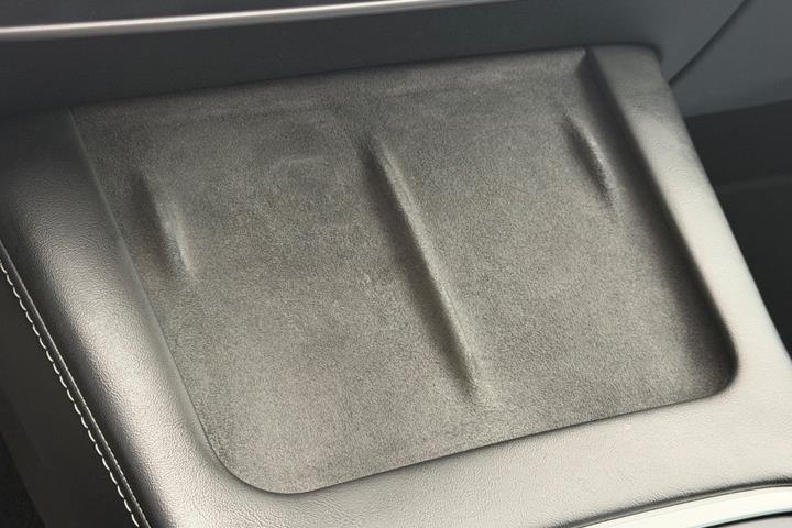 Grå Tesla Model Y fra 2022