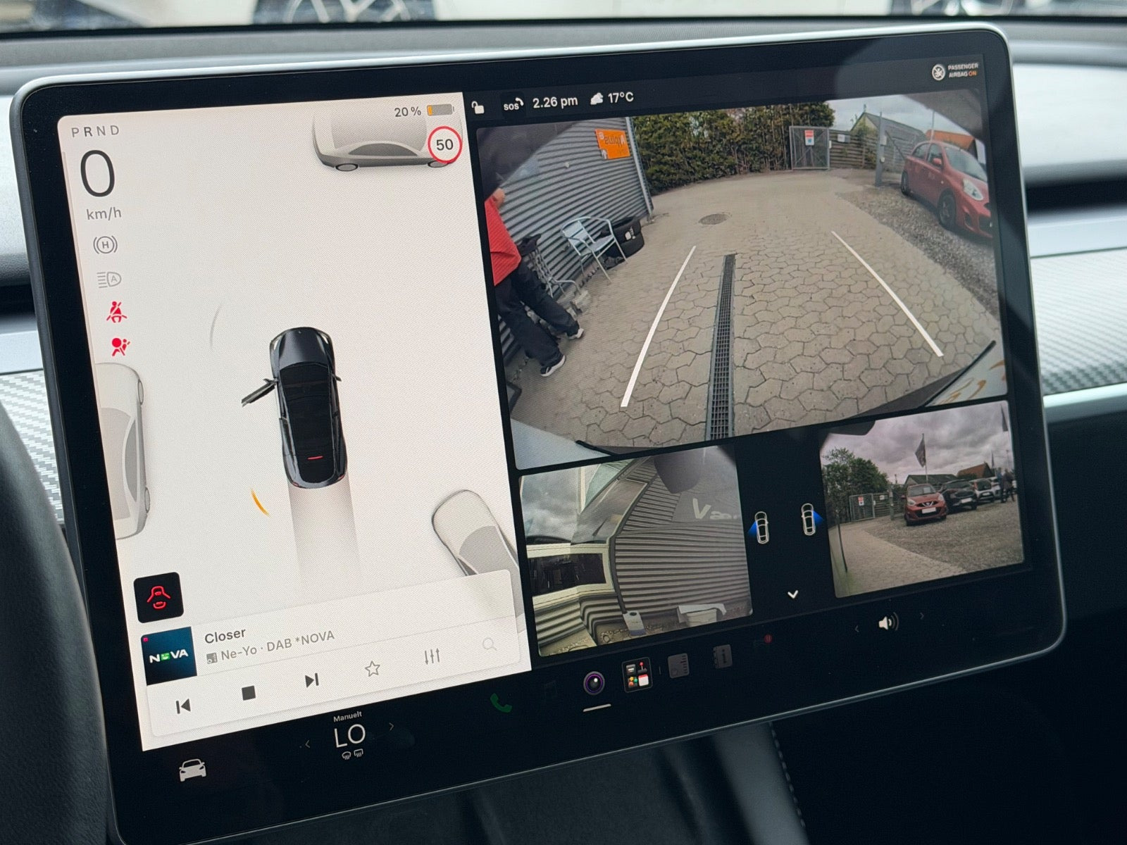 Grå Tesla Model Y fra 2022