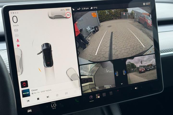 Grå Tesla Model Y fra 2022