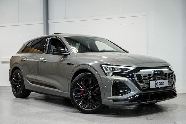 Grå Audi Q8 e-tron fra 2023 set udefra