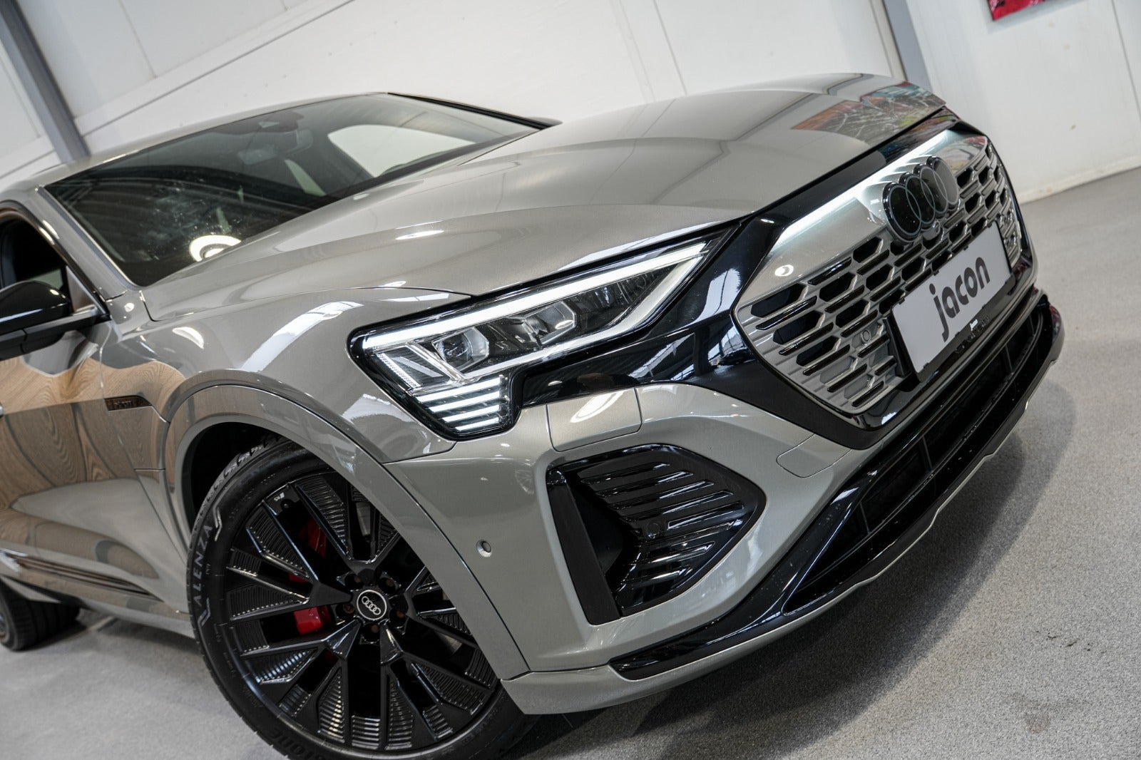 Grå Audi Q8 e-tron fra 2023