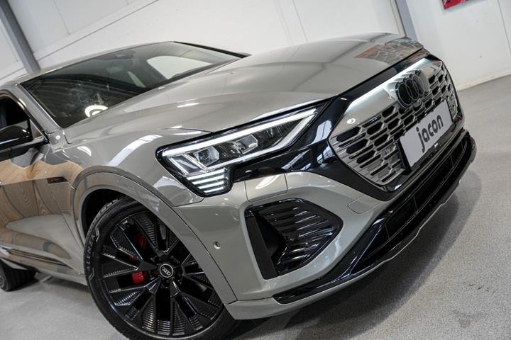 Grå Audi Q8 e-tron fra 2023