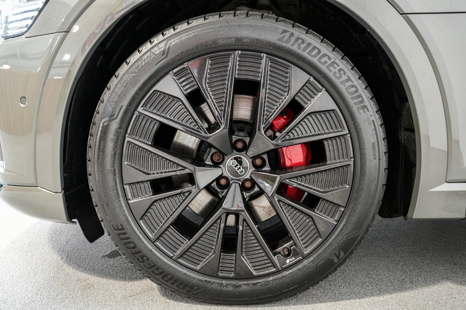 Grå Audi Q8 e-tron fra 2023