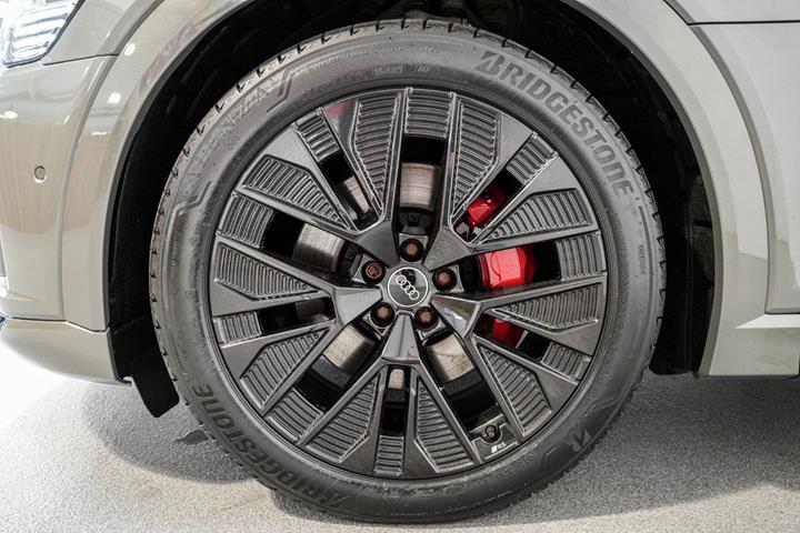 Grå Audi Q8 e-tron fra 2023