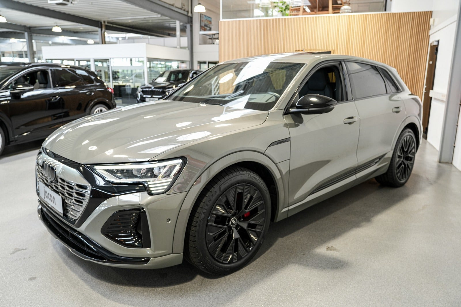 Grå Audi Q8 e-tron fra 2023