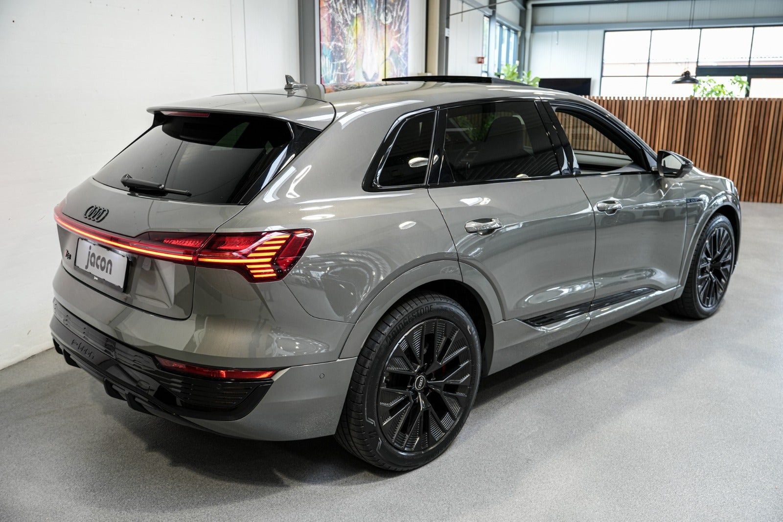 Grå Audi Q8 e-tron fra 2023