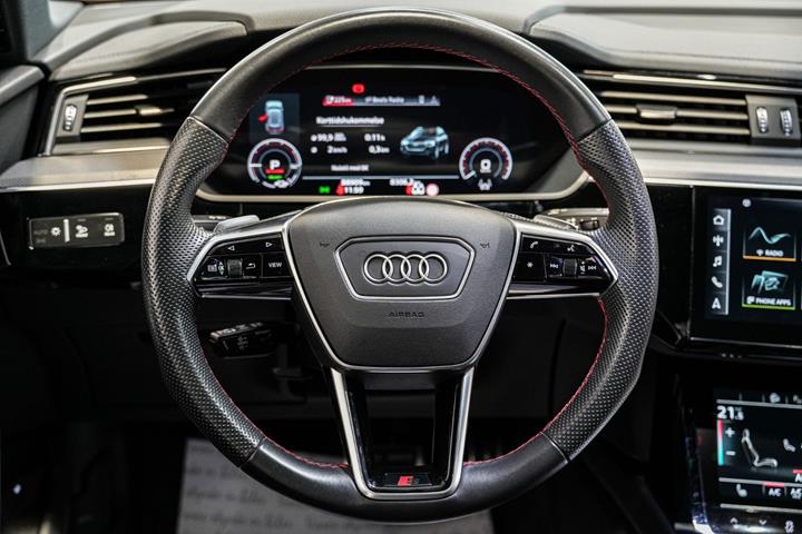 Grå Audi Q8 e-tron fra 2023