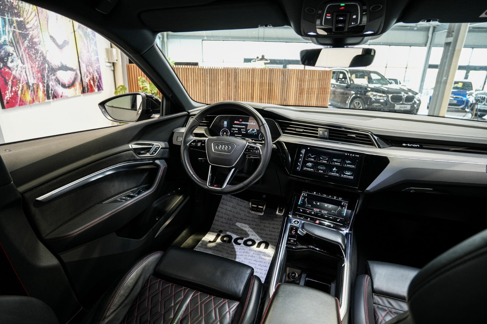 Grå Audi Q8 e-tron fra 2023