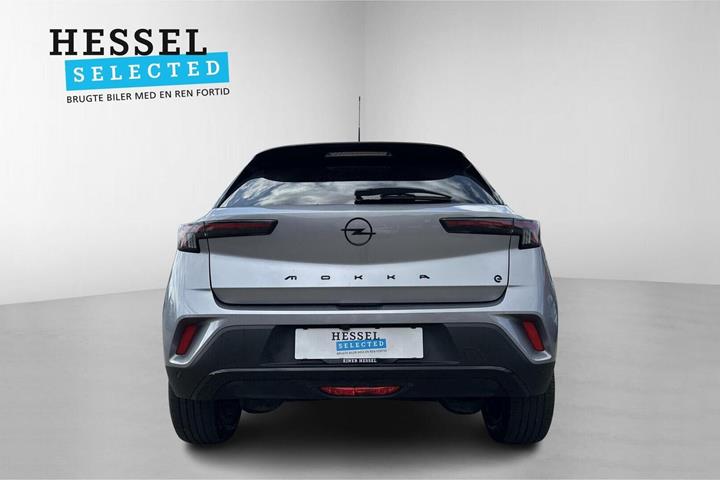 Grå Opel Mokka-e fra 2024