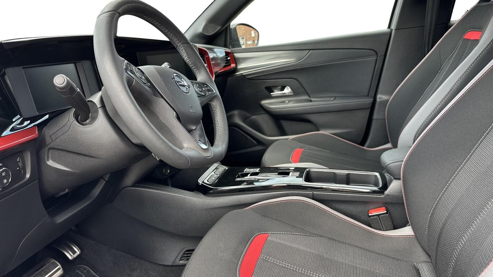 Grå Opel Mokka-e fra 2024
