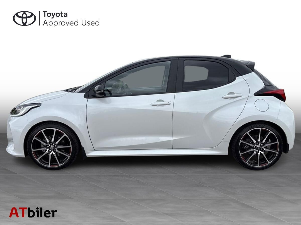 Hvid Toyota Yaris fra 2023