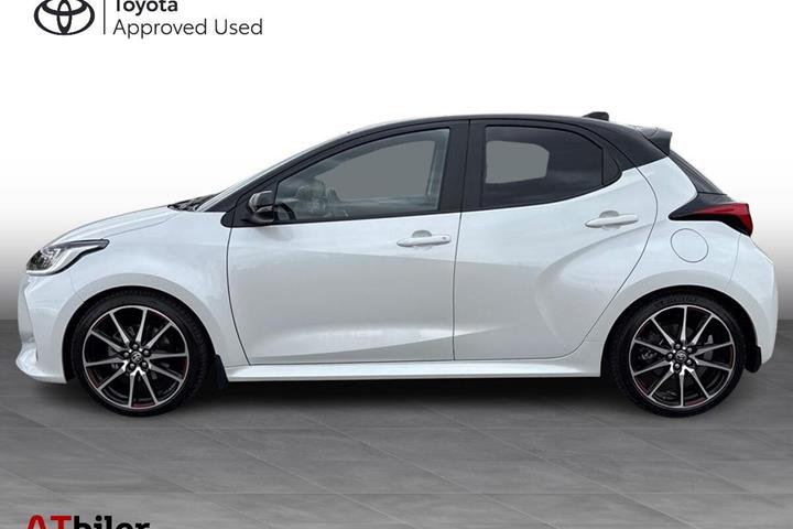 Hvid Toyota Yaris fra 2023