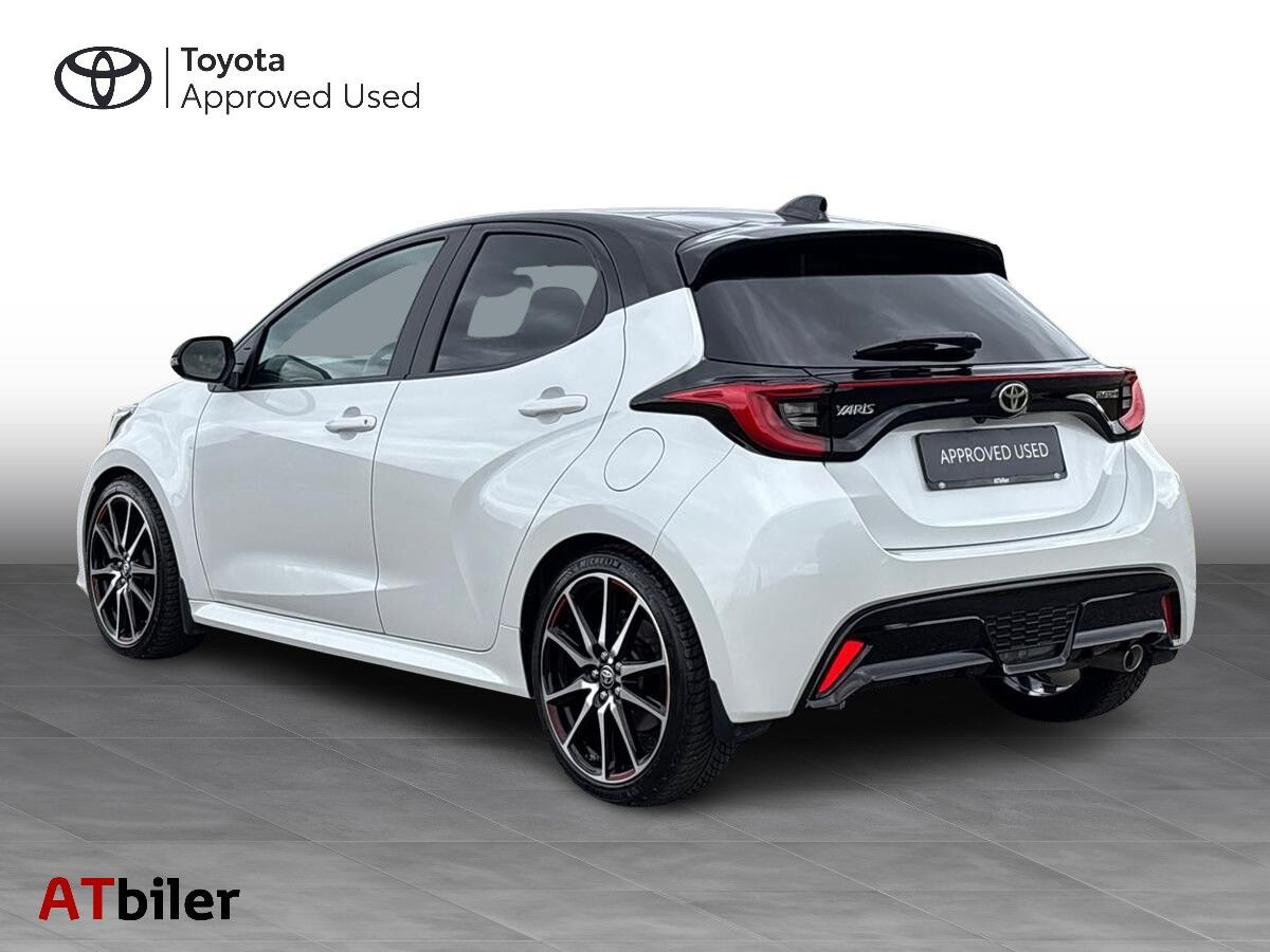 Hvid Toyota Yaris fra 2023
