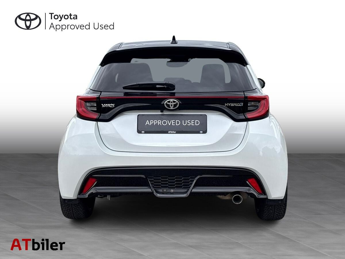 Hvid Toyota Yaris fra 2023
