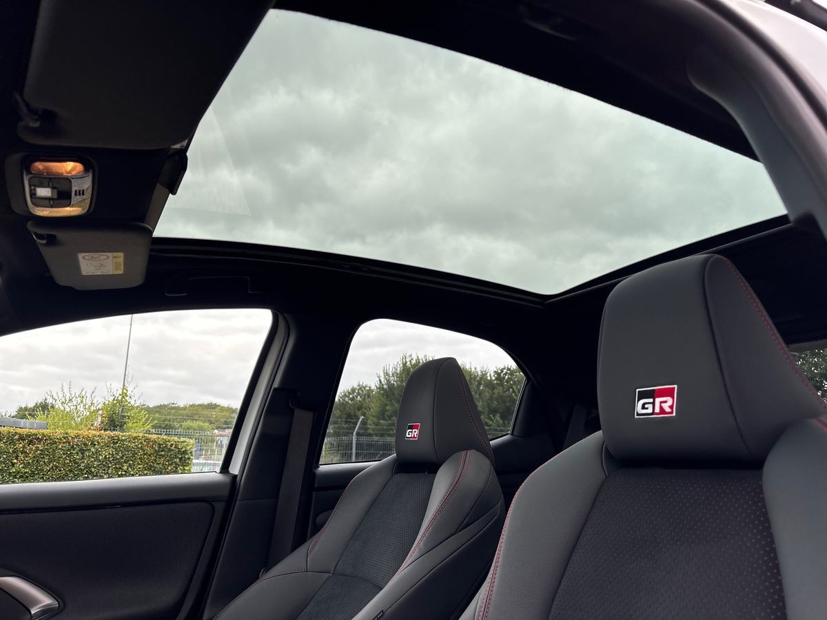 Hvid Toyota Yaris fra 2023
