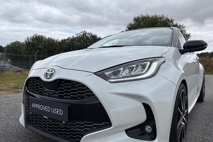 Hvid Toyota Yaris fra 2023