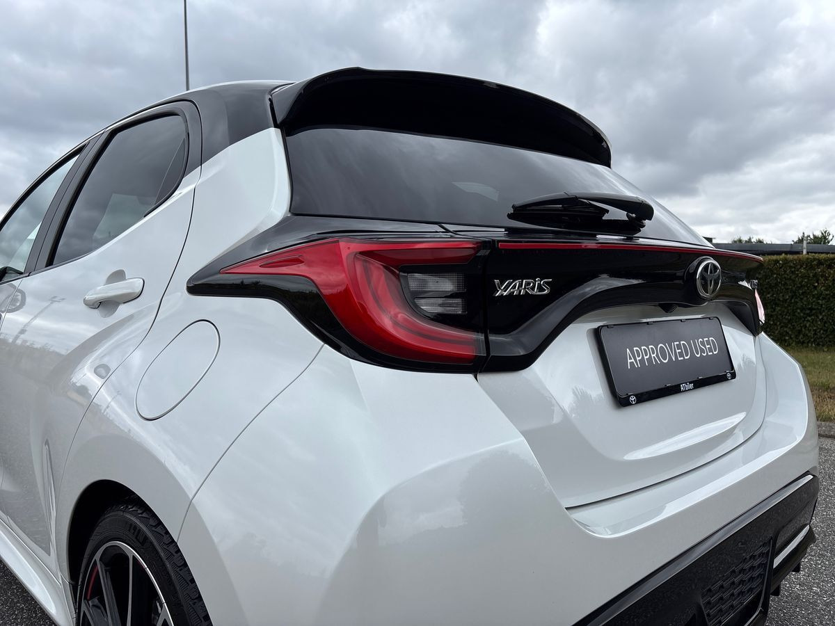 Hvid Toyota Yaris fra 2023