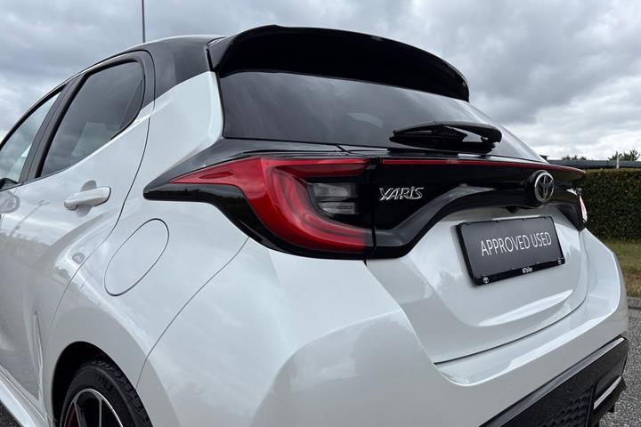 Hvid Toyota Yaris fra 2023