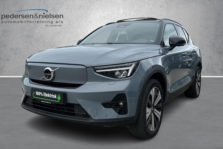 Grå Volvo XC40 fra 2023