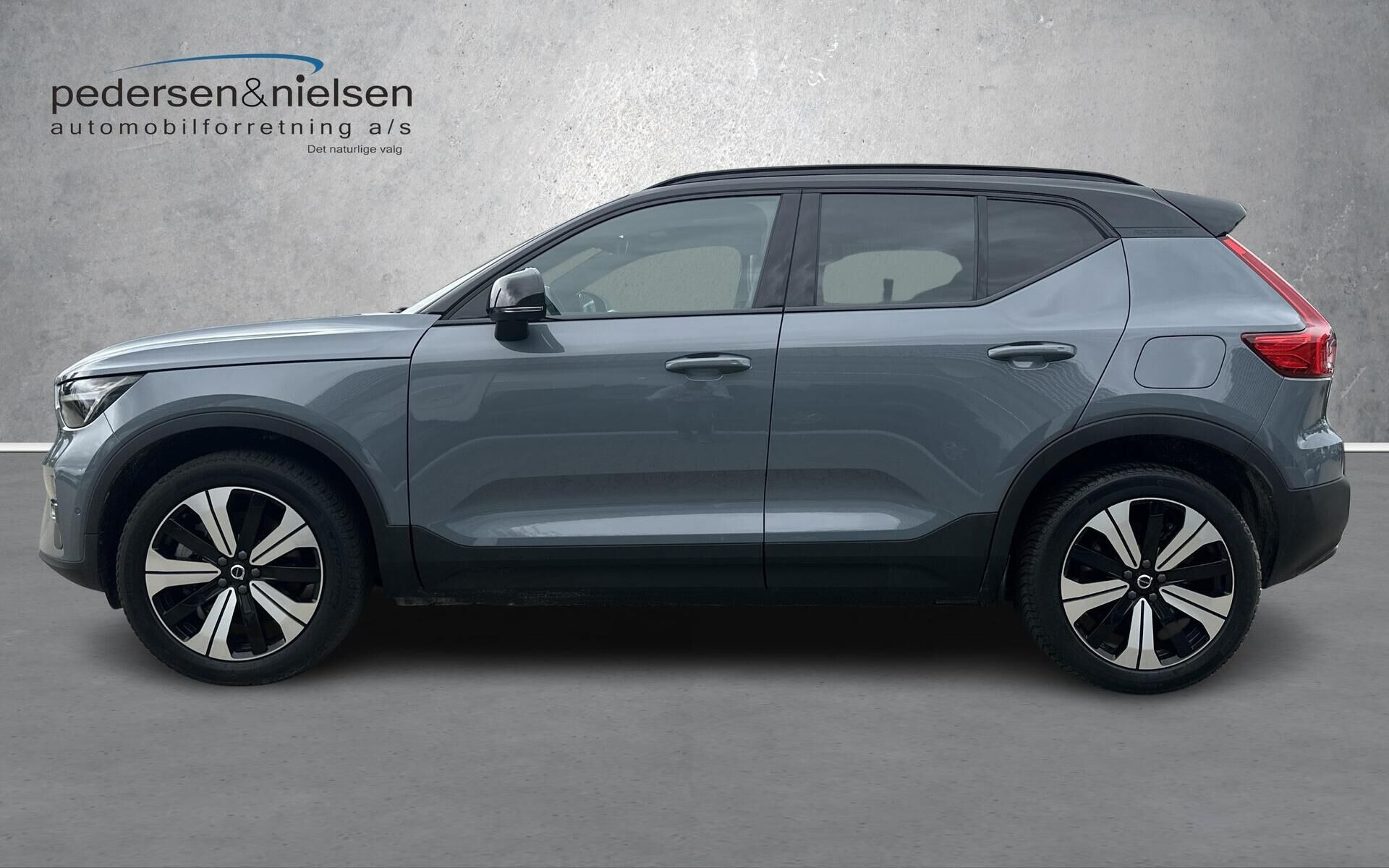 Grå Volvo XC40 fra 2023