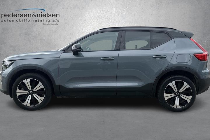 Grå Volvo XC40 fra 2023