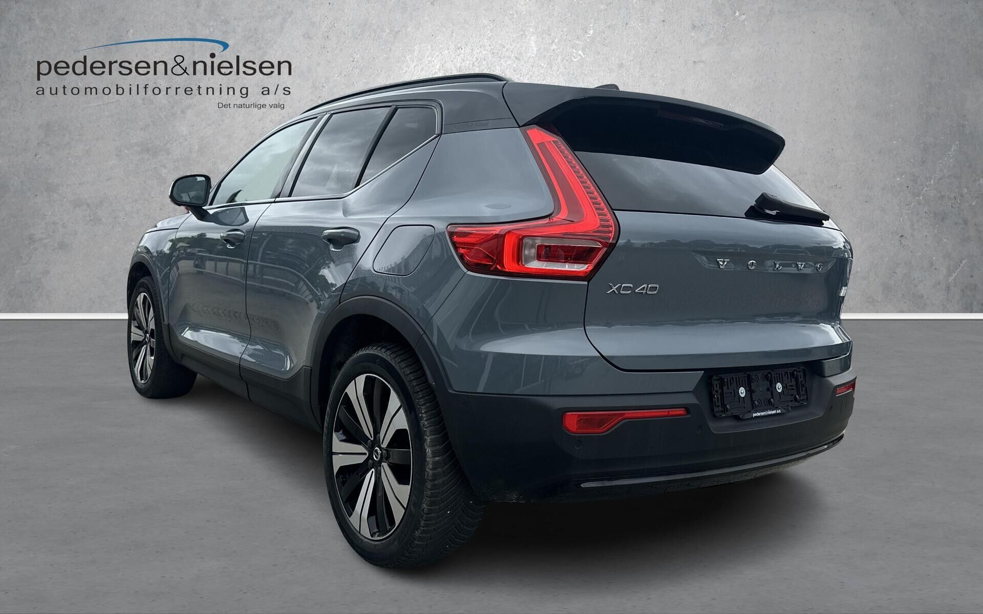 Grå Volvo XC40 fra 2023